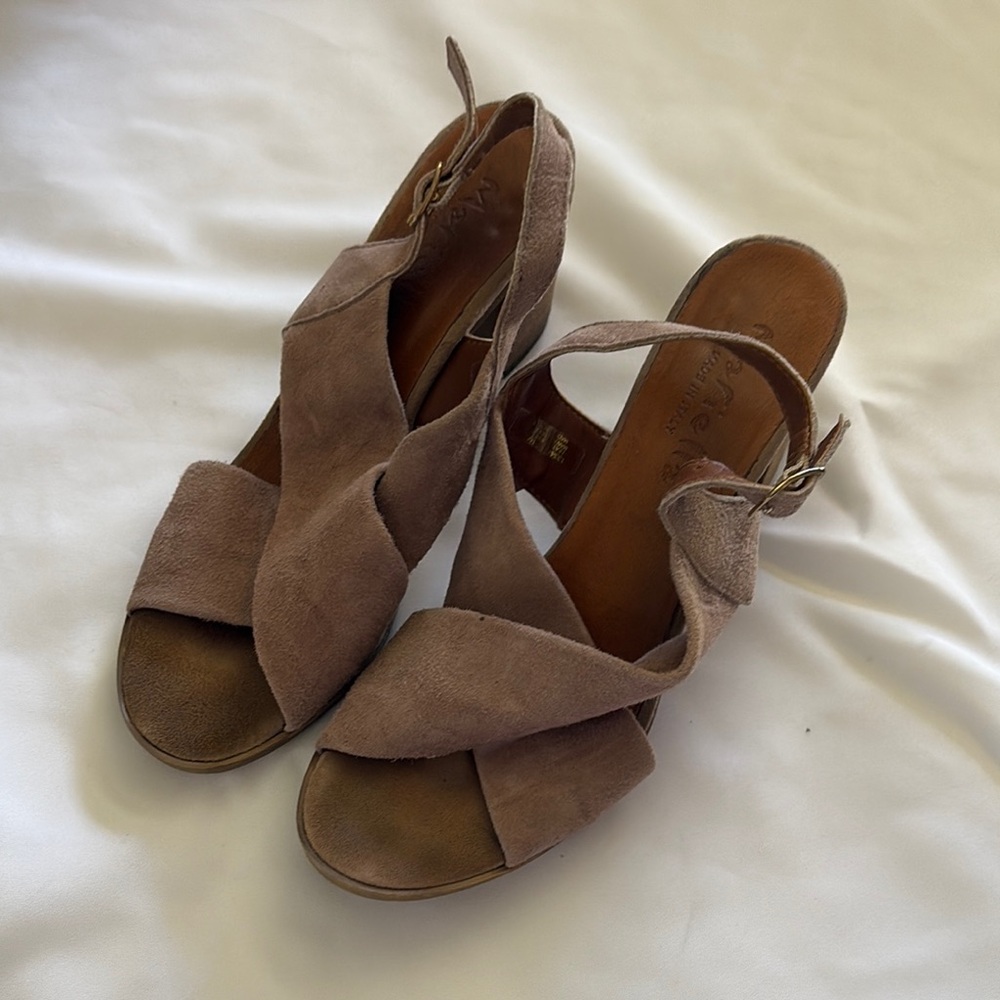 Leather Tan Minimalist Sandals with Knotted Design